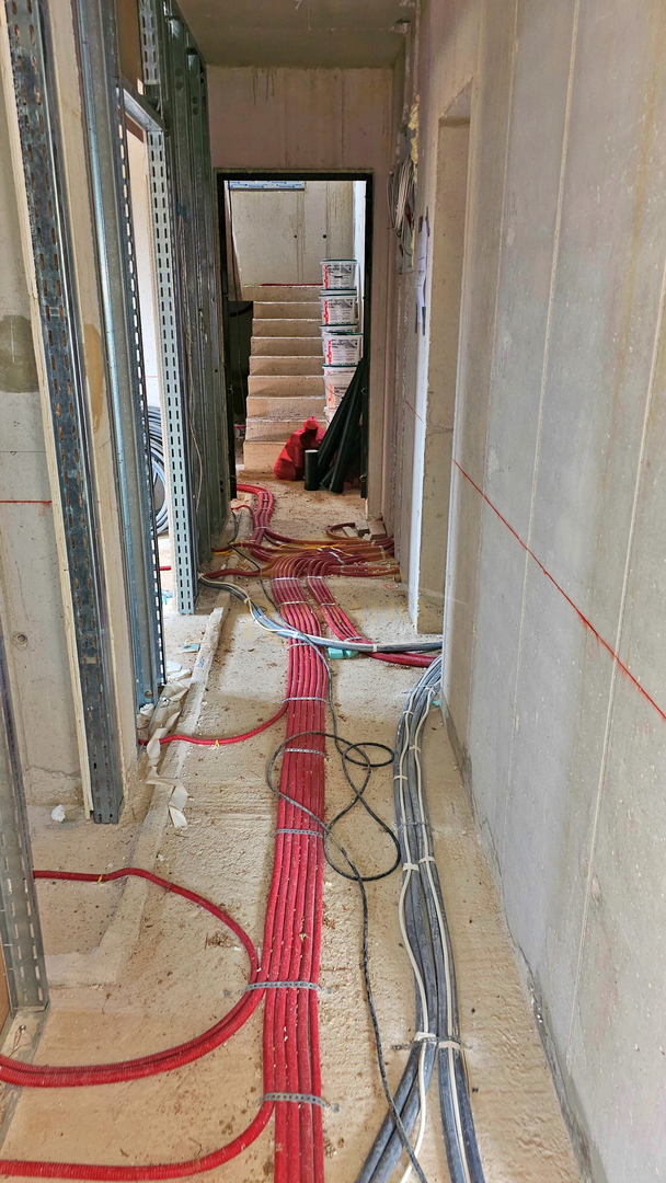 PRODAJA: Prostoren trisobni stan z velikim vrtom – Kaštel Stari (novogradnja)